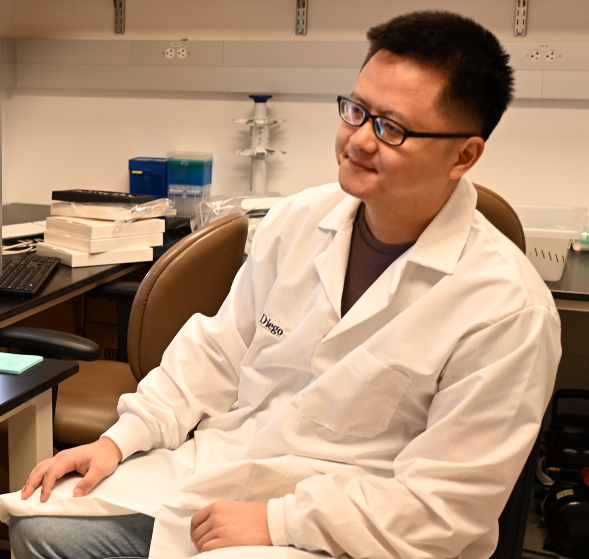 Jianshu Zhao in the laboratory